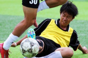 易游体育直播团队-包含冲锋陷阵：足球赛事场面热度不减的词条