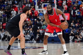 易游体育赛事中心-篮网主场大胜太阳，进入季后赛榜首