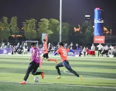 精彩瞬间频现，球员们拼尽全力争胜(球员们的比拼很热烈,赢得了观众的阵阵喝彩)